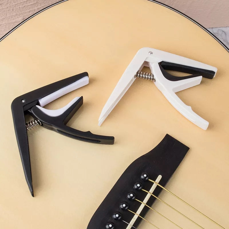 Capo with a pin removal